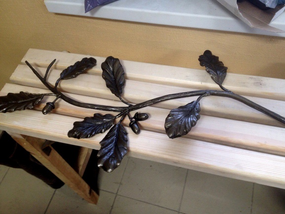 Кованое изделие в форме ветки с кленовыми листьями 