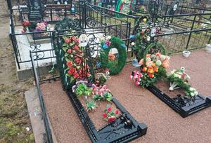 Цветник на могилу с низкими столбиками, соединенными вальцованными прутами - фото 12