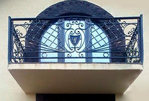 Балкон кованый в классическом стиле с инициалами - фото 12