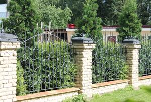Кованый забор с острыми навершиями, листьями и гладкими прутками - фото 13