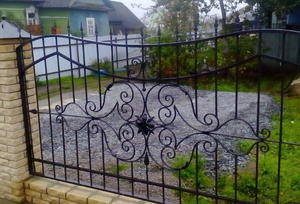 Кованый забор с прутками, элементом «цветок» и острыми навершиями - фото 12