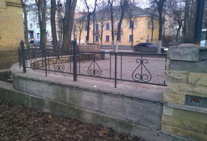 Декоративный кованый забор с элементами «шар» на столбах и «запятыми» - фото 33