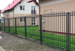 Кованый забор с гладкими прутками и короткими навершиями - фото 32