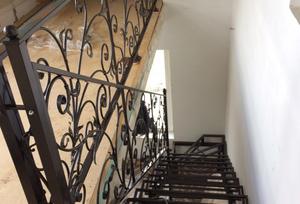 Кованая лестница с завитками и листьями - фото 6
