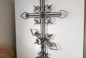 Кованый крест с пятью навершиями и волютами с шипами - фото 14