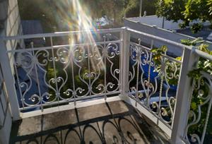 Балкон кованый в стиле прованс в белом цвете - фото 5