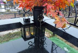 Подставка для вазы на кладбище с кованой розой и держателем под фонарь - фото 8