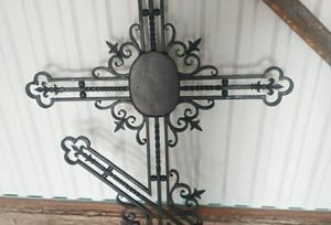 Кованый крест с портретной рамкой и навершиями в виде листьев - фото 2
