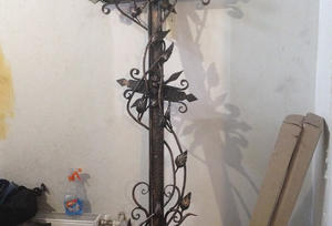 Кованый крест из цельного листа в готическом стиле с вьющимися ветвями и листьями - фото 19