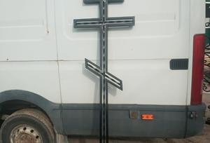 Кованый крест украшенный вальцованными прутами по центру - фото 1