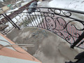 Балкон кованый в классическом стиле с завитками - фото