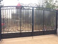Кованые ворота с калиткой с поликарбонатом - фото