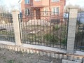 Кованый забор с элементом «торсион»,  «волюта» и навершиями - фото
