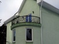 Балкон кованый с балясинами и растительным орнаментом - фото
