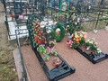 Цветник на могилу с низкими столбиками, соединенными вальцованными прутами - фото