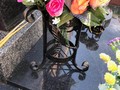 Кованая подставка для цветов на могилу с декором в виде листьев - фото
