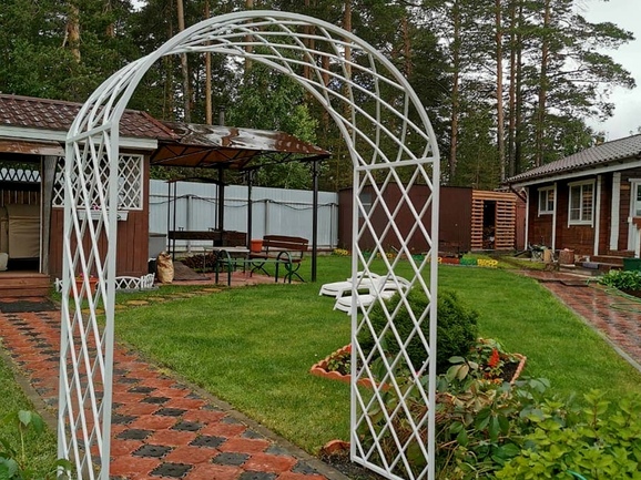 Кованая арка в сад со строгими геометрическими узорами