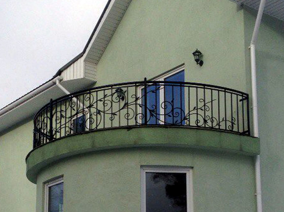 Кованый балкон с балясинами и растительным орнаментом