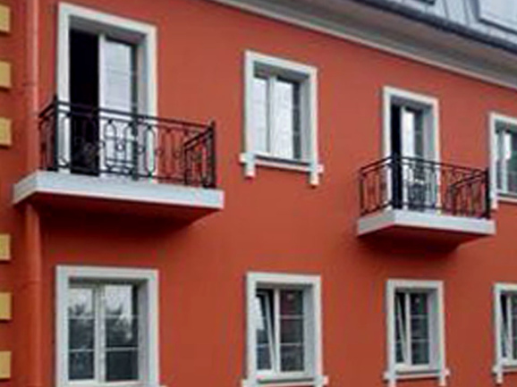 Кованый балкон в классическом стиле с кольцами