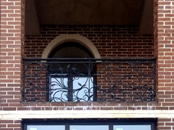 Кованый балкон с вензелями и растительным орнаментом