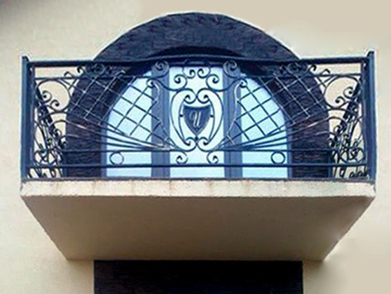 Кованый балкон в классическом стиле с инициалами