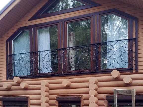 Кованый французский балкон с растительным орнаментом