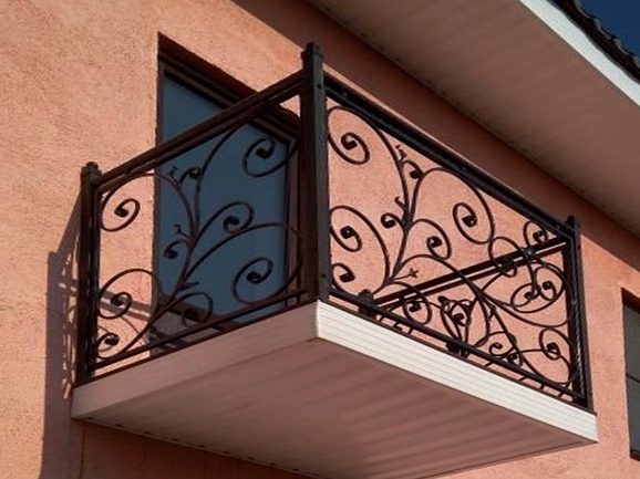 Кованый маленький балкон с завитками