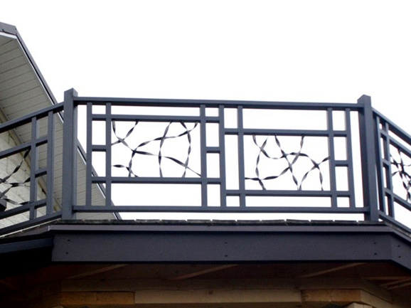 Кованый балкон с геометрическим рисунком