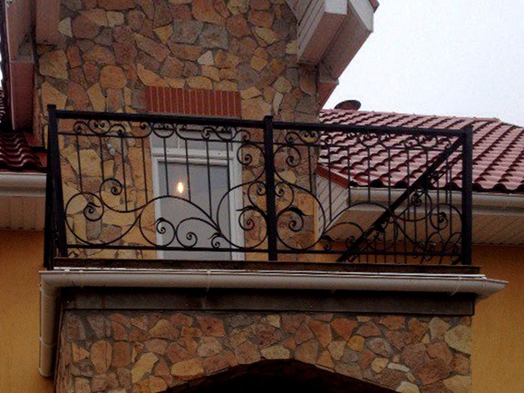 Кованый балкон в стиле Неоклассицизм с балясинами