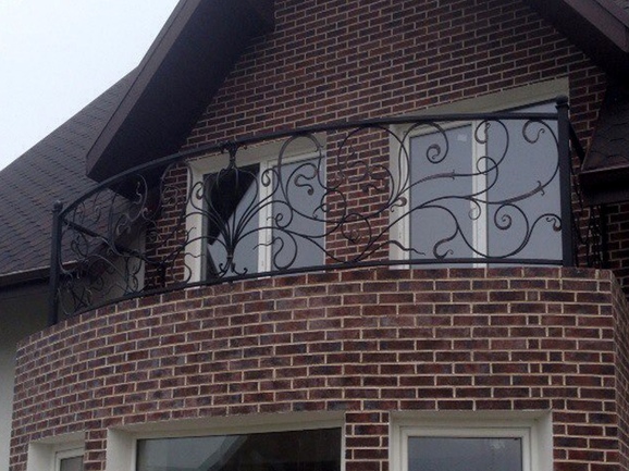 Кованый балкон с завитками и выпуклыми элементами