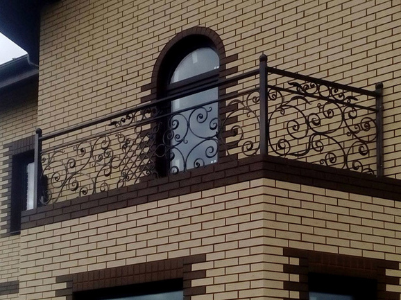 Кованый балкон в стиле Неоклассицизм с вензелями