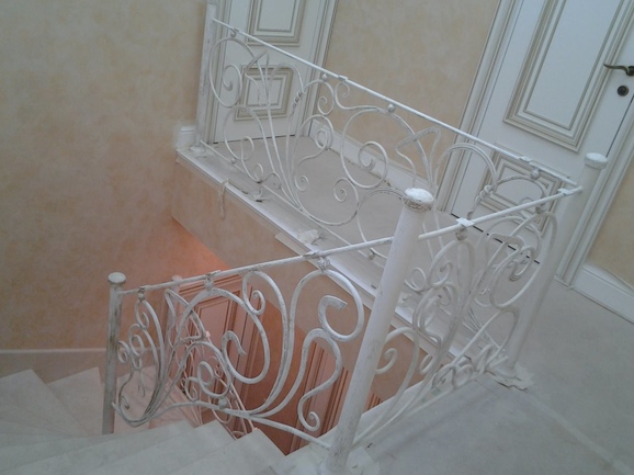 Кованые ограждения для белой лестницы в классическом стиле