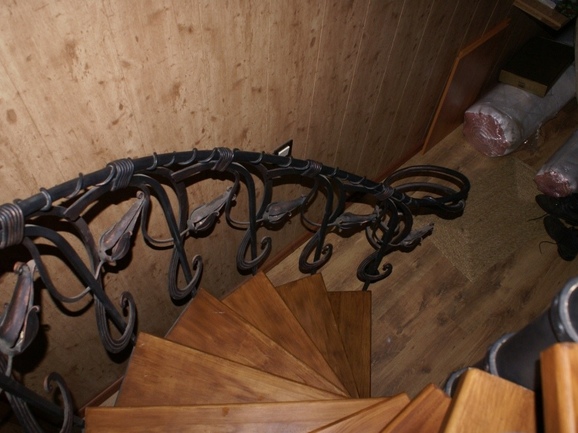 Кованые ограждения для лестницы  с обвитием и бутонами