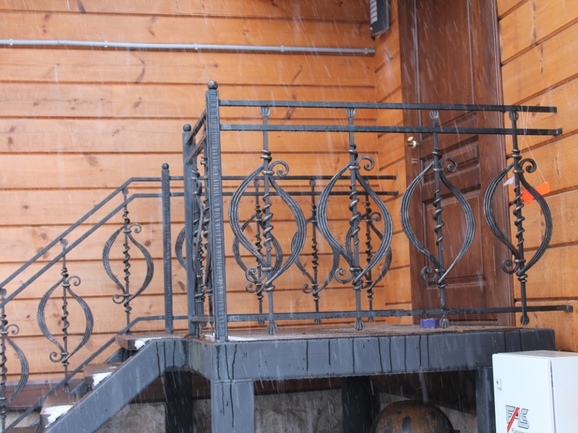 Кованые ограждения для лестницы  с обвитыми прутами