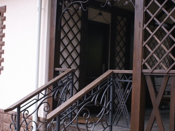 Кованые ограждения для лестницы  с декором стартовой балясины