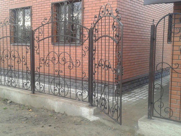 Кованые ворота с растительным узором