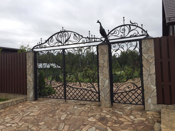 Кованые ворота с фигурой птицы