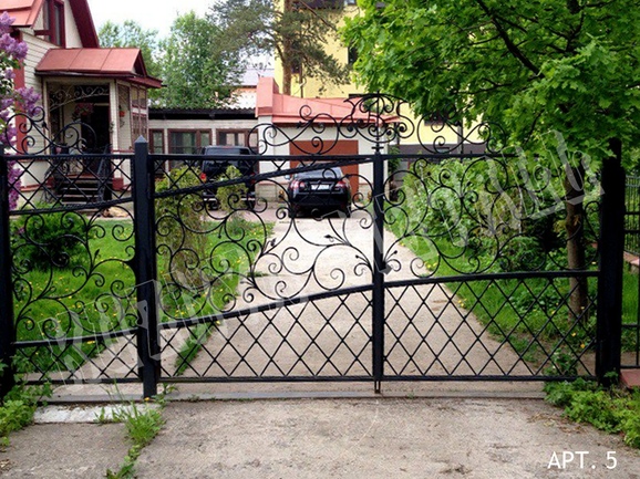 Кованые ворота с растительным орнаментом