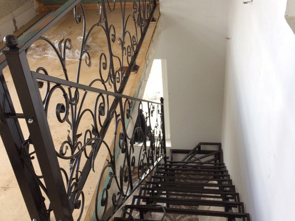 Кованая лестница с перилами в стиле ар-деко
