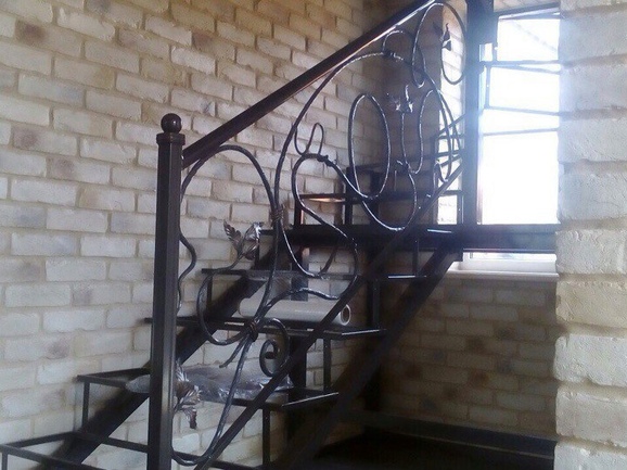 Кованая лестница с перилами с элементом "листья" в стиле ренессанс