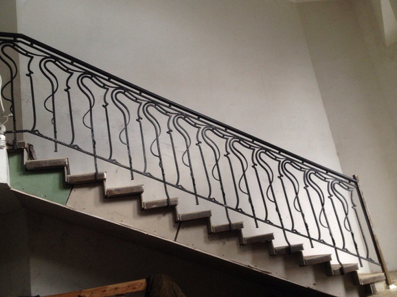 Кованая лестница с перилами в стиле фьюжн