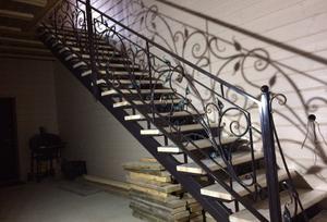 Кованая лестница в классическом стиле с растительными элементами - фото 7