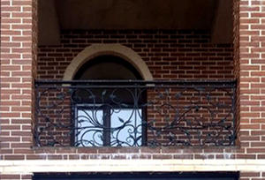 Балкон кованый с вензелями и растительным орнаментом - фото 4
