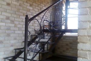 Кованая лестница с узором 