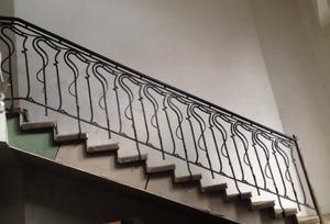 Кованая лестница в стиле Модерн с узорными балясинами - фото 1