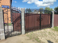 Кованые ворота с калиткой с завитками - фото