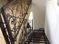 Кованая лестница с завитками и листьями - фото