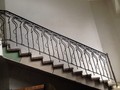 Кованая лестница в стиле Модерн с узорными балясинами - фото