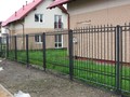 Кованый забор с гладкими прутками и короткими навершиями - фото