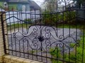 Кованый забор с прутками, элементом «цветок» и острыми навершиями - фото